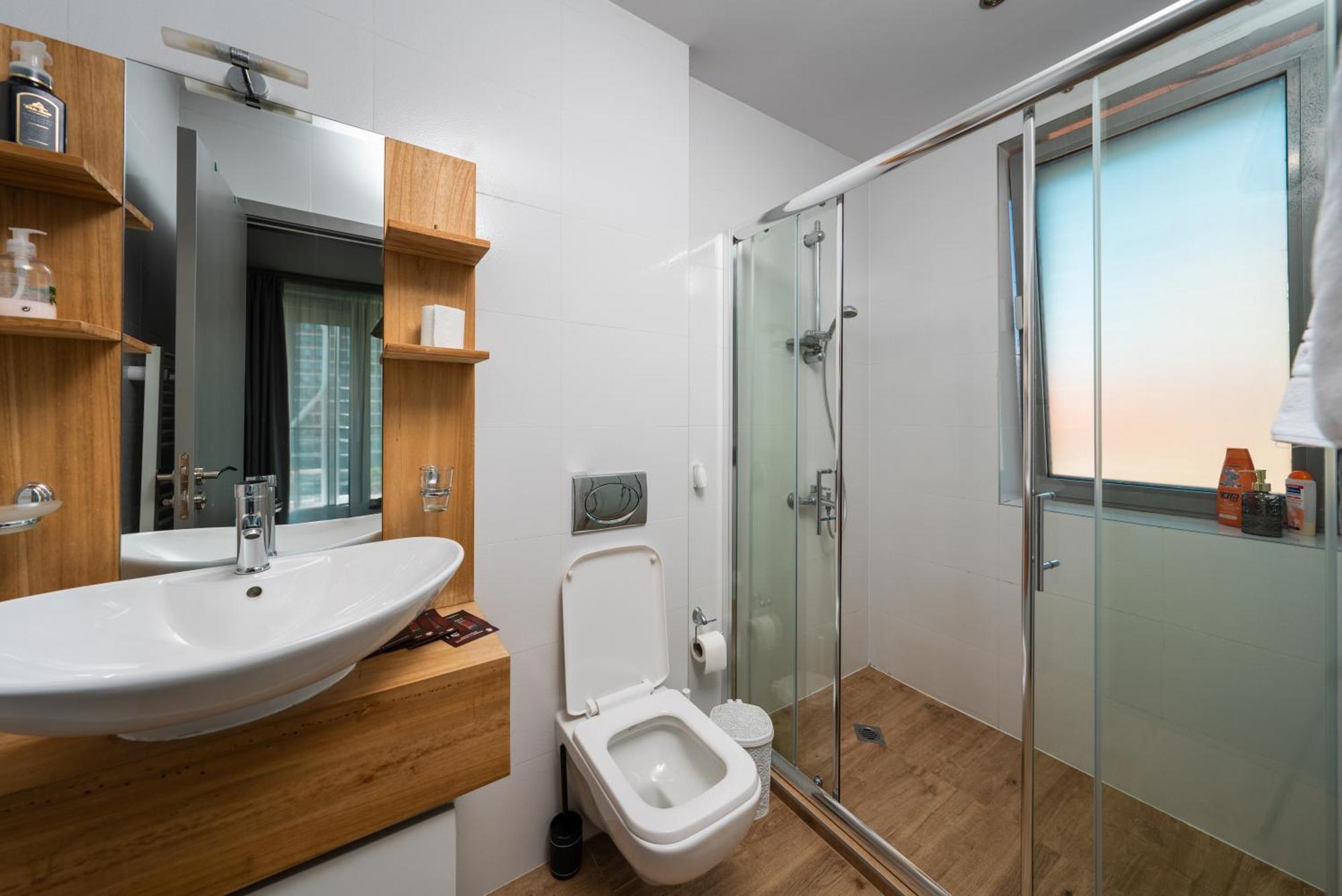 Vertigo Huge 2 Bedrooms Balcony Parking Apartemen Sofia